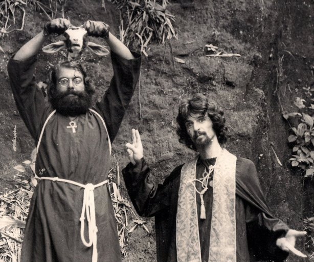 Uma das cenas do filme. Antônio Guedes e Toninho Buda em "Contatos Imediatos do IV Graal" (1979) - Sacrilégio de Baphomet